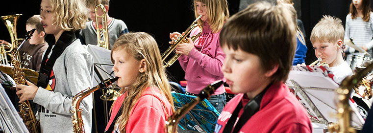 Att spela i vår orkester "The Skolgårds" är ett av många sätt att musicera tillsammans
