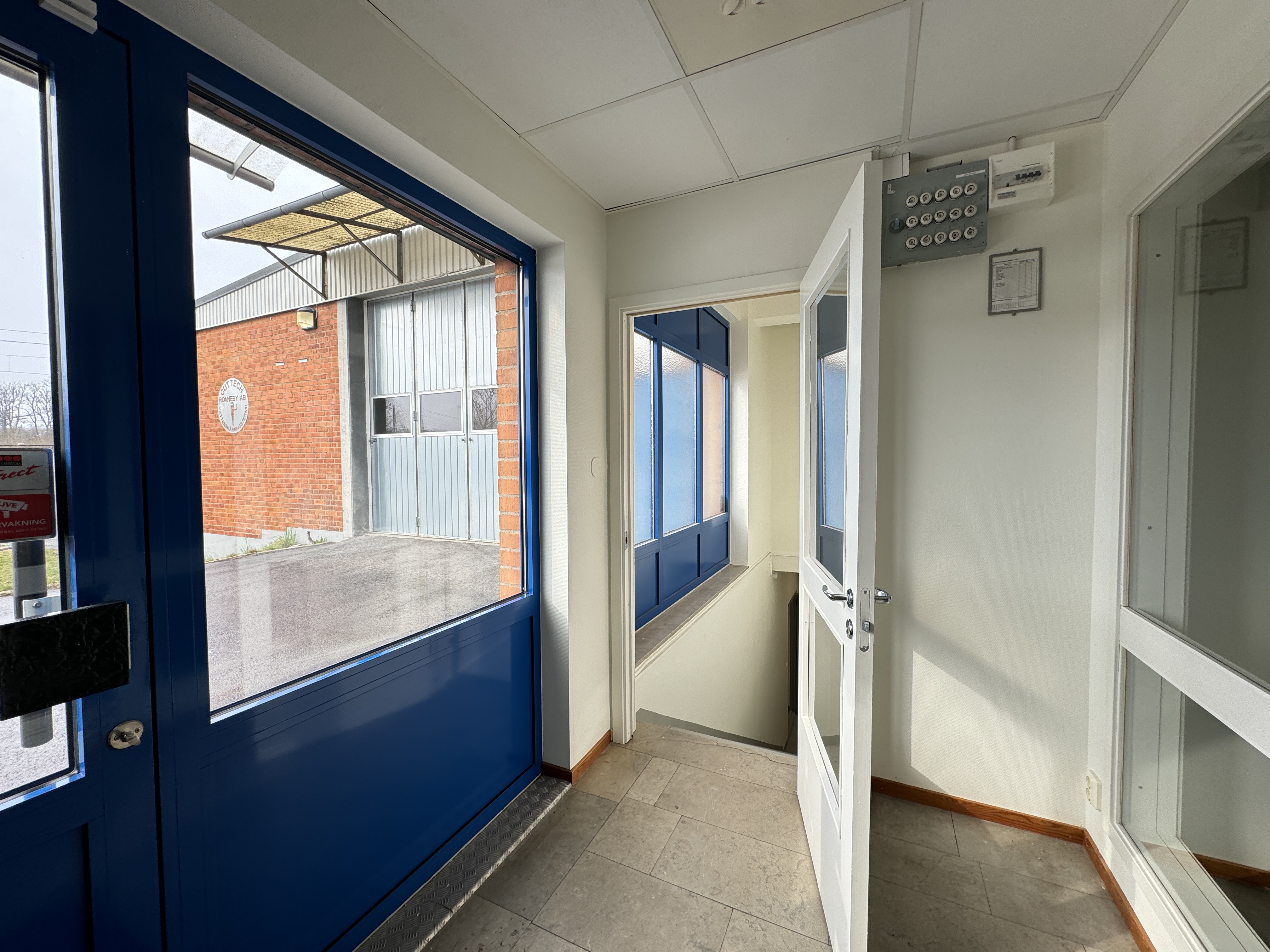 Entré med trappa till källarplan