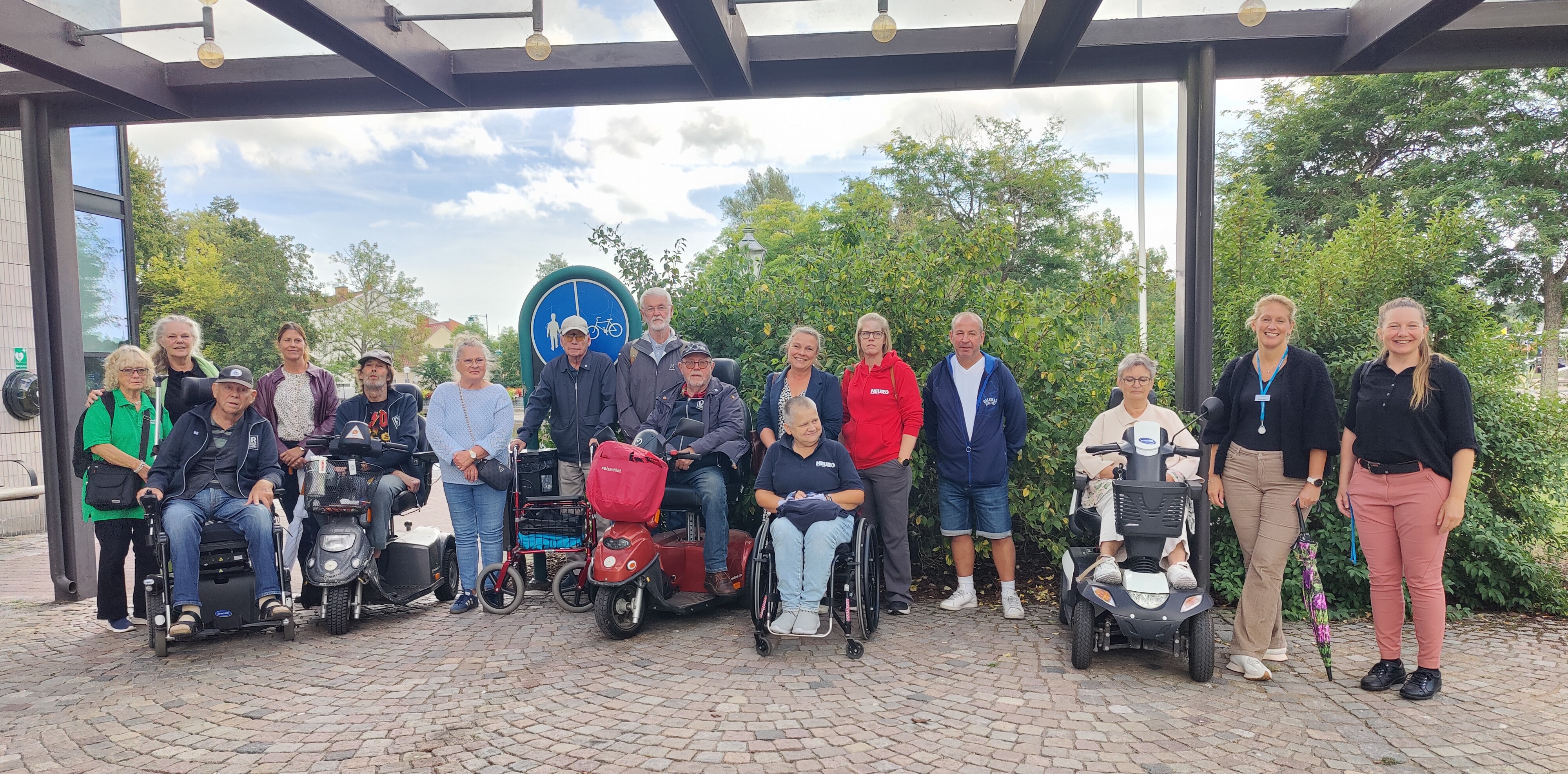 Ett gäng glada deltagare poserar utanför Stadshuset