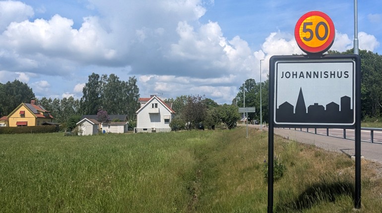 Tätortsskylt till Johannishus södra infart.