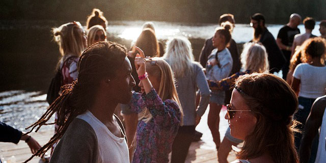 Många ungdomar i motljus, sommarbild
