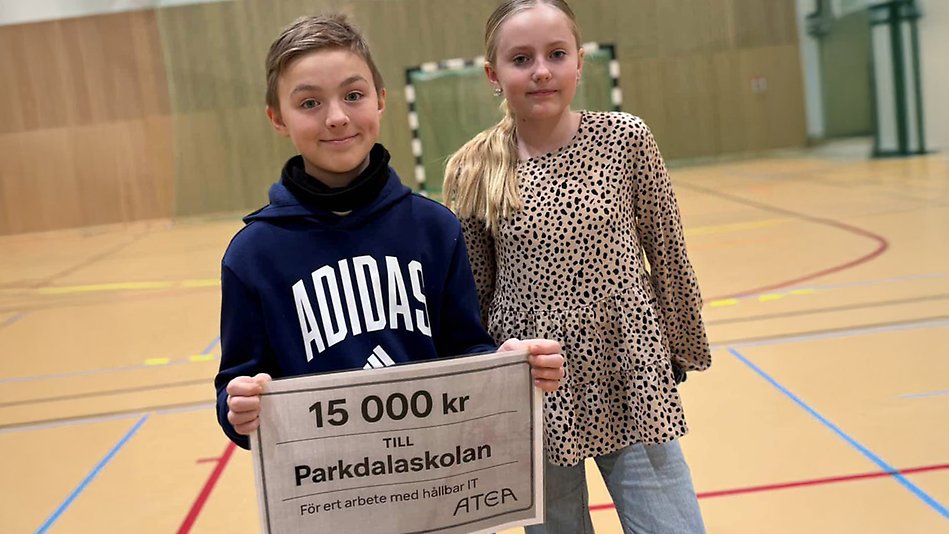 Elever på Parkdalaskolan med prischeck på 15000 kr för gott arbete med hållbar utveckling.