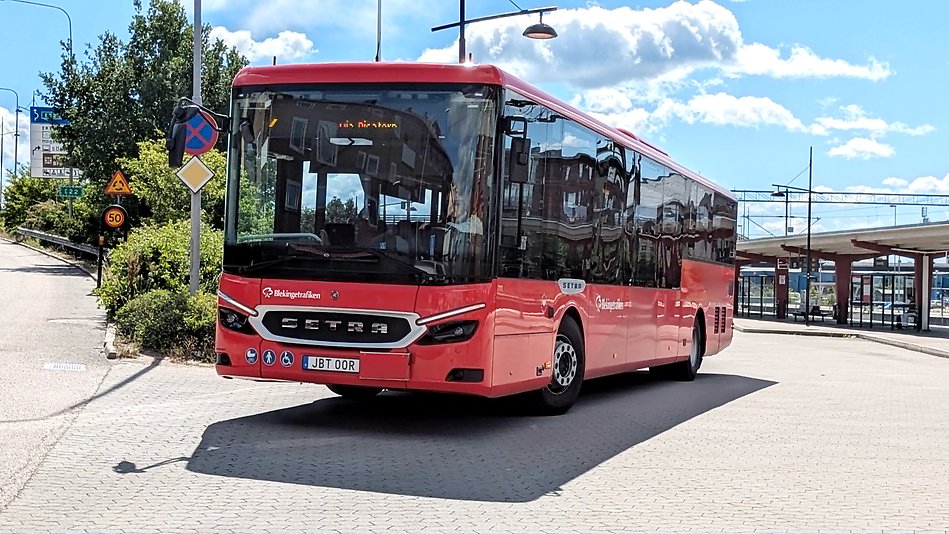 Röd buss från Blekingetrafiken vid Ronneby station.