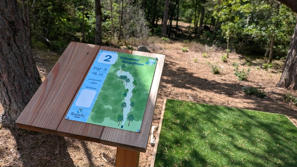 Vy från en tee på den nya discgolfbanan.