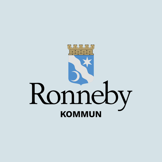 Ronneby logotype på ljusblå bkgrund